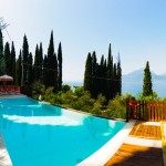 Piscina panoramica con vista lago