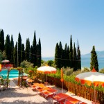 Piscina e zona relax panoramica con vista lago